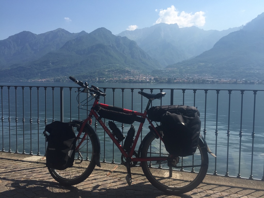 reisfiets langs een Italiaanse meer