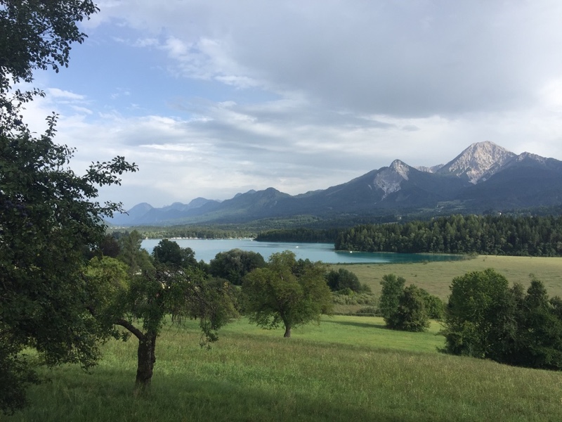 Faakersee bij Villach halverwege de Alpe Adria Route