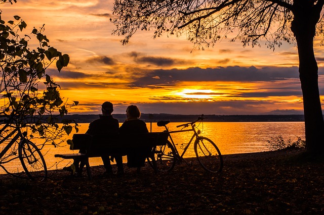 fietsers bij zonsondergang aan het meer