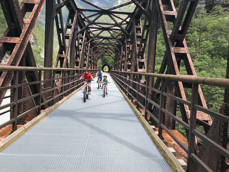 fietsers over oude spoorbrug