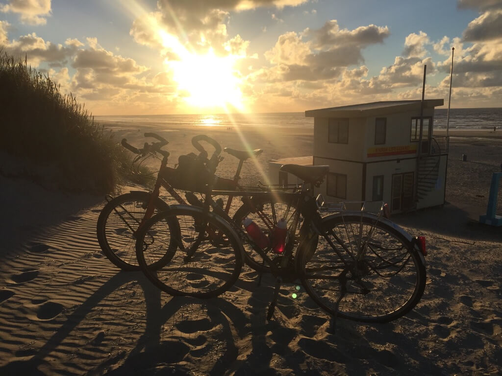 fietsen bij zonsondergang