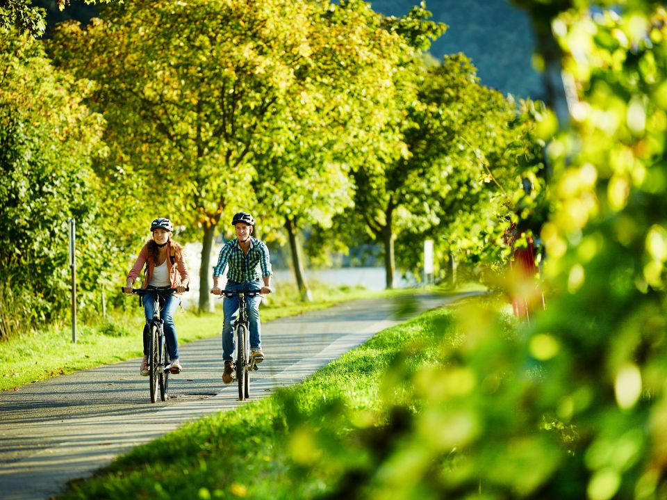 2 mensen fietsen langs de Moezel