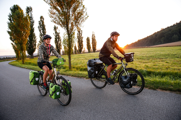 2 bepakte fietsen met ortlieb tassen