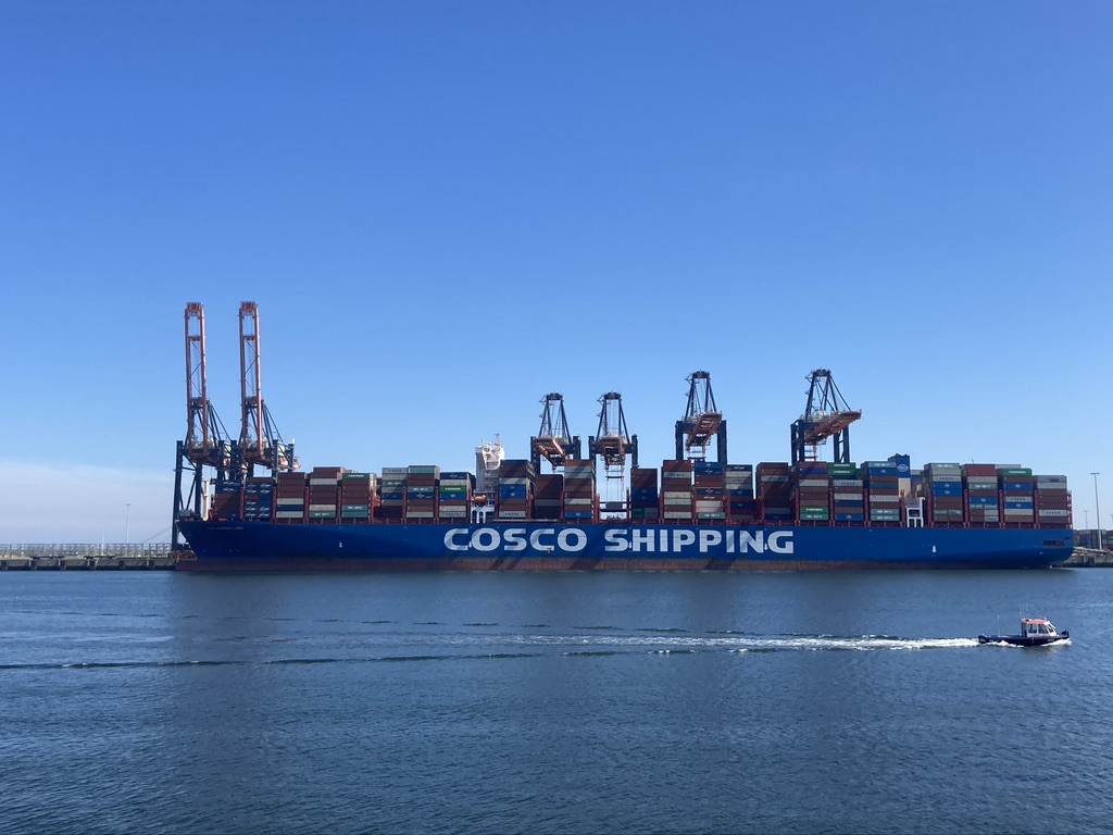 Groot schip maasvlakte