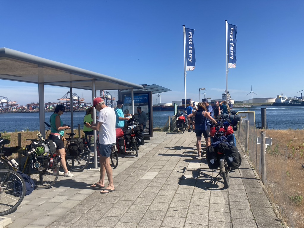 wachten op ferry maasvlakte met de fiets