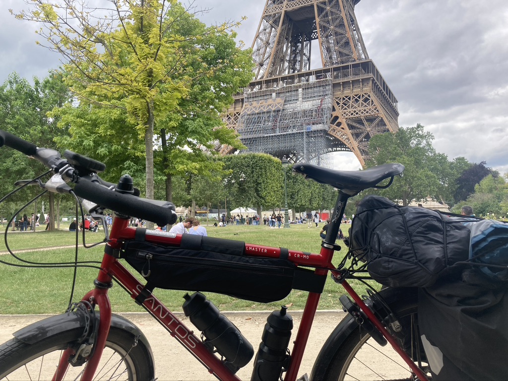 Op de fiets naar Parijs bij de Eiffeltoren