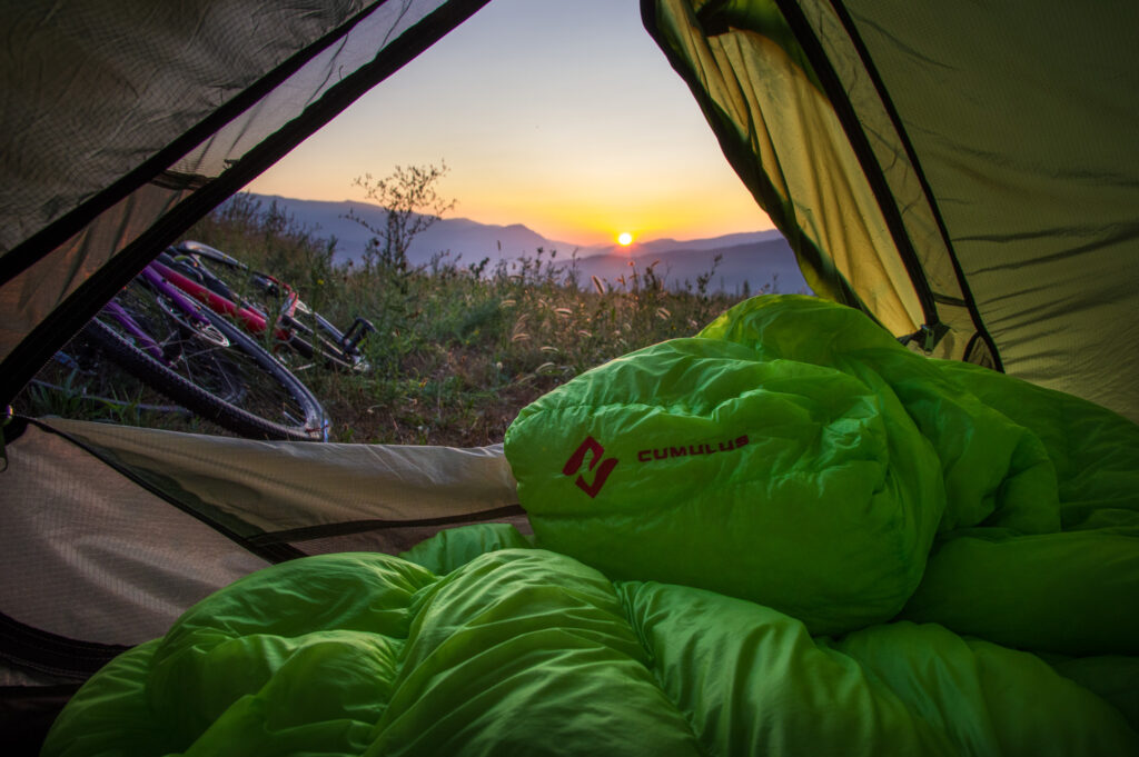 cumulus X-lite slaapzak in een tent met ene fiets