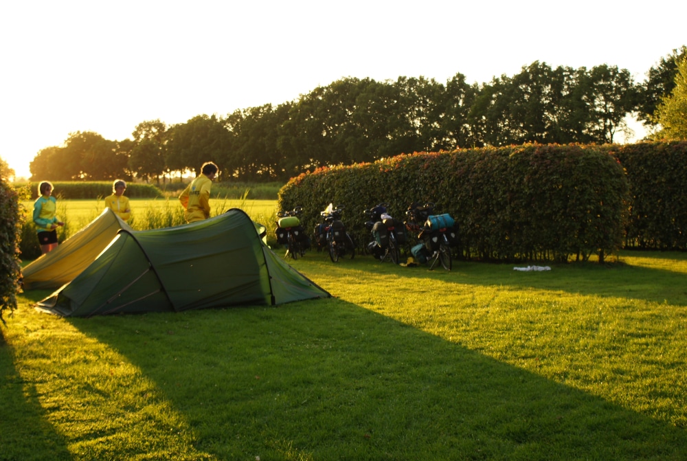 fietsers op Natuurkampeerterrein Rietkraag in Lemelerveld