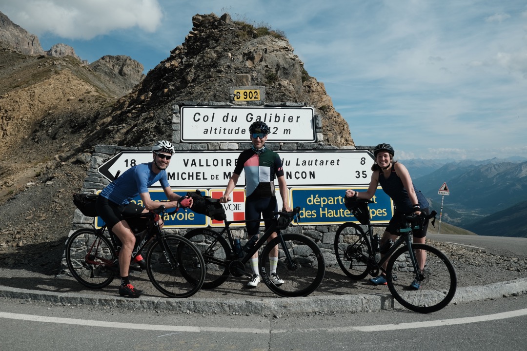 bikepackers van Rudi rides op de Galibier