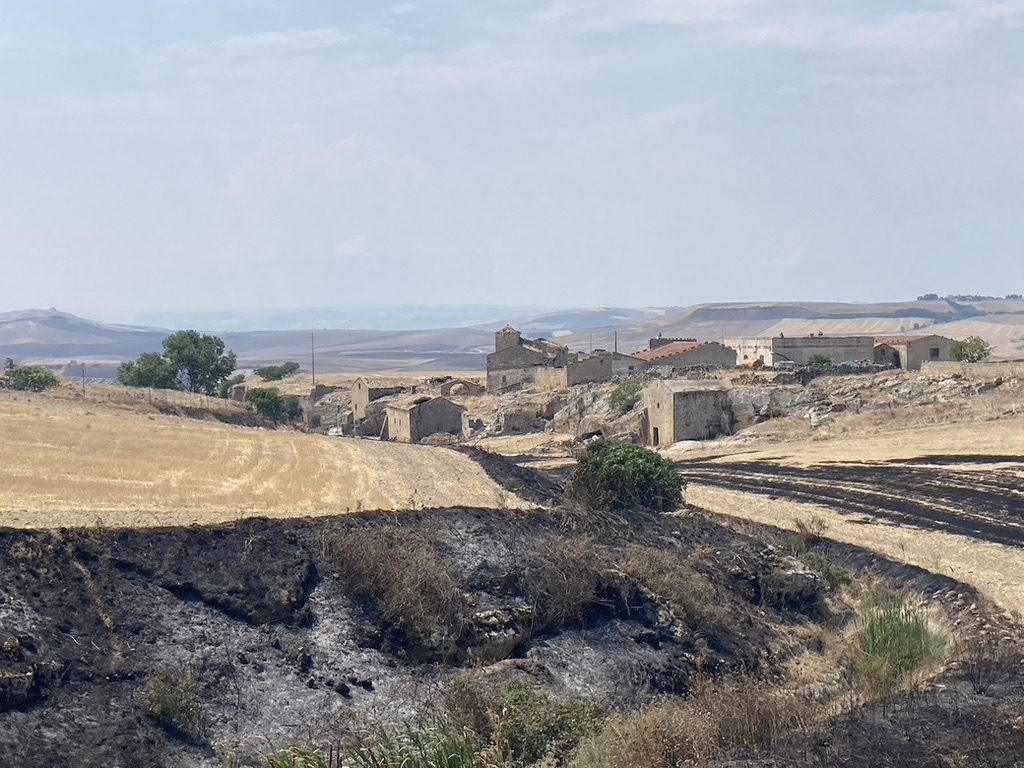 fietsen in Puglia landschap met huisjes