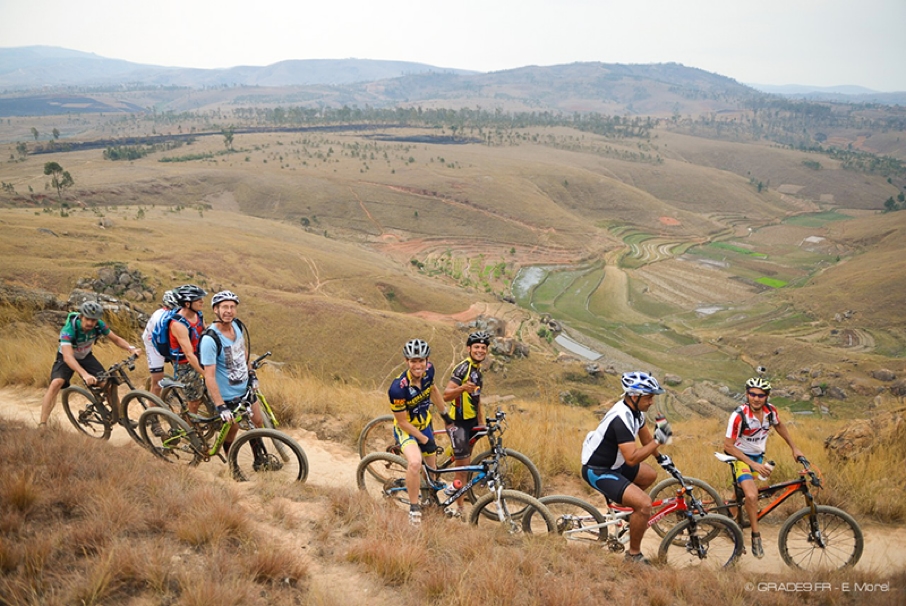 Fietsen in Madagascar groep over de hoogvlaktes van Antananarivo