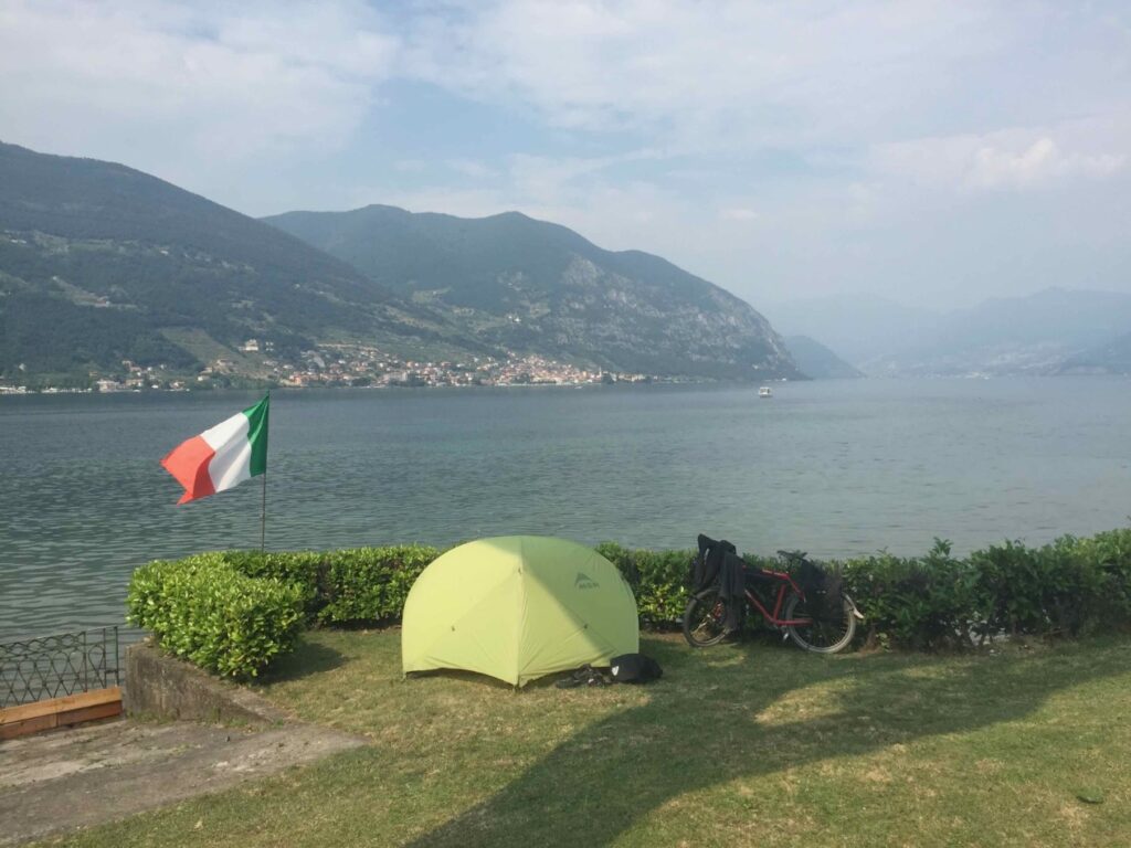 Kamperend bij een Italiaans meer